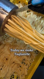 Today we make Tagliatelle 🫶🏻

Unsere beliebten Bandnudeln kommen mit nur zwei Zutaten daher: Hartweizengrieß und Wasser!

Diese Nudeln kann man Suuuper mit dem Mund hochziehen! 

#tagliatelle #pastawerkstatt #pasta #südstadt #kölnsüdstadt #italienisch #frischepasta #familienbetrieb #restaurant #köln #cologne #colognefood