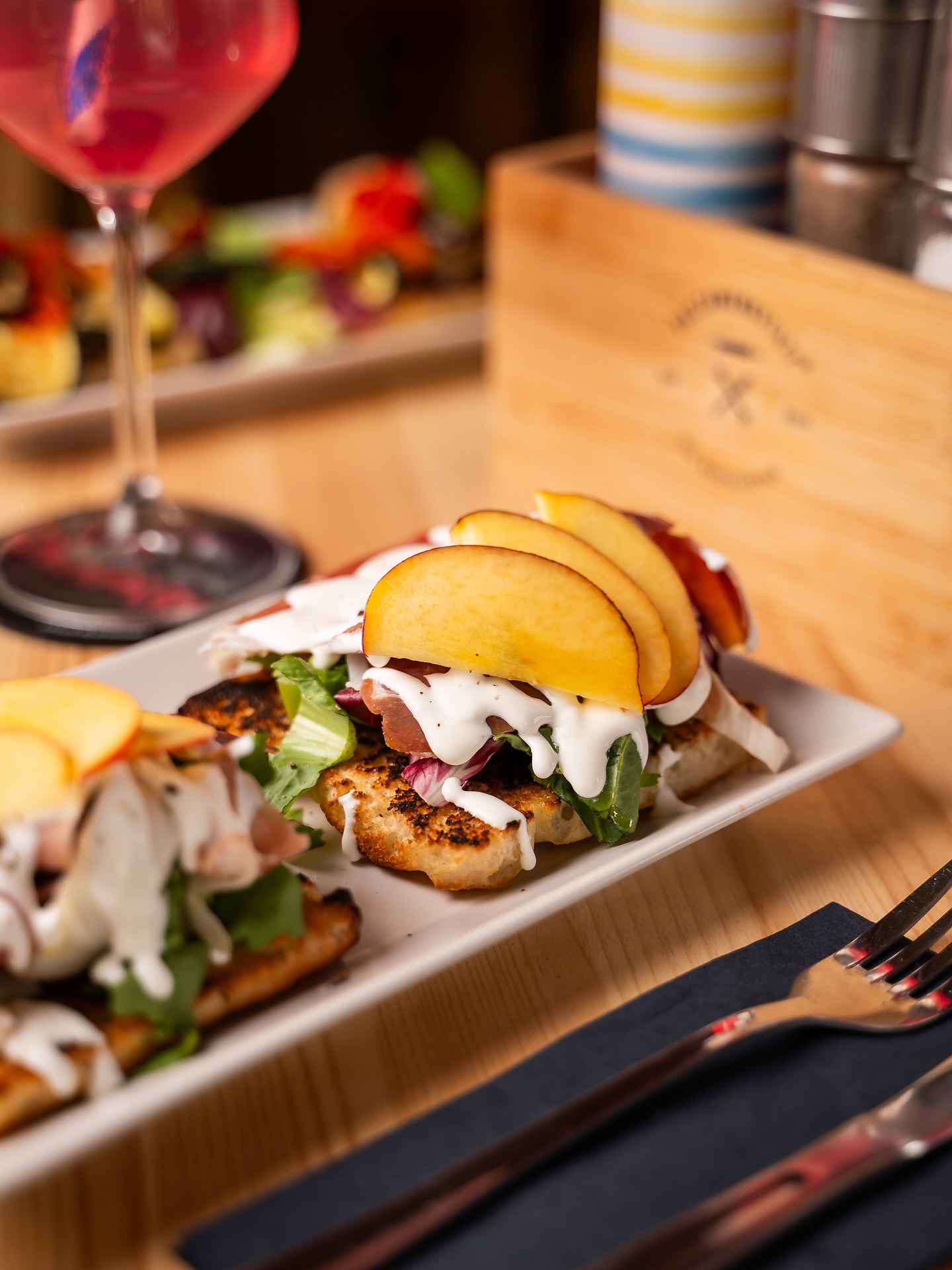 Bruscetta in Sommer Version ✨

Mögt ihr es auch fruchtig und zugleich deftig?

Unsere Bruscetta mit der feinen Straciatella Soße und den fruchtigen Pfirsich werden mit den salzigen Parmaschinken euch den Gaumen tanzen lassen!

#bruscetta #stracciatella #pfirsich #parmaschinken #pastawerkstatt #pasta #südstadt #kölnsüdstadt #italienisch #frischepasta #familienbetrieb #restaurant #köln #cologne #colognefood